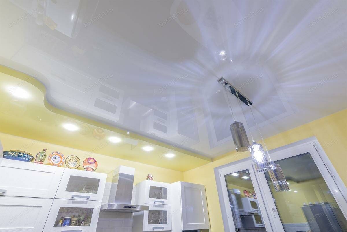 Натяжной потолок на кухне — варианты дизайна