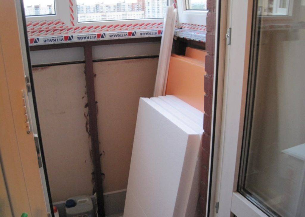 Как утеплить пластиковую или деревянную балконную дверь