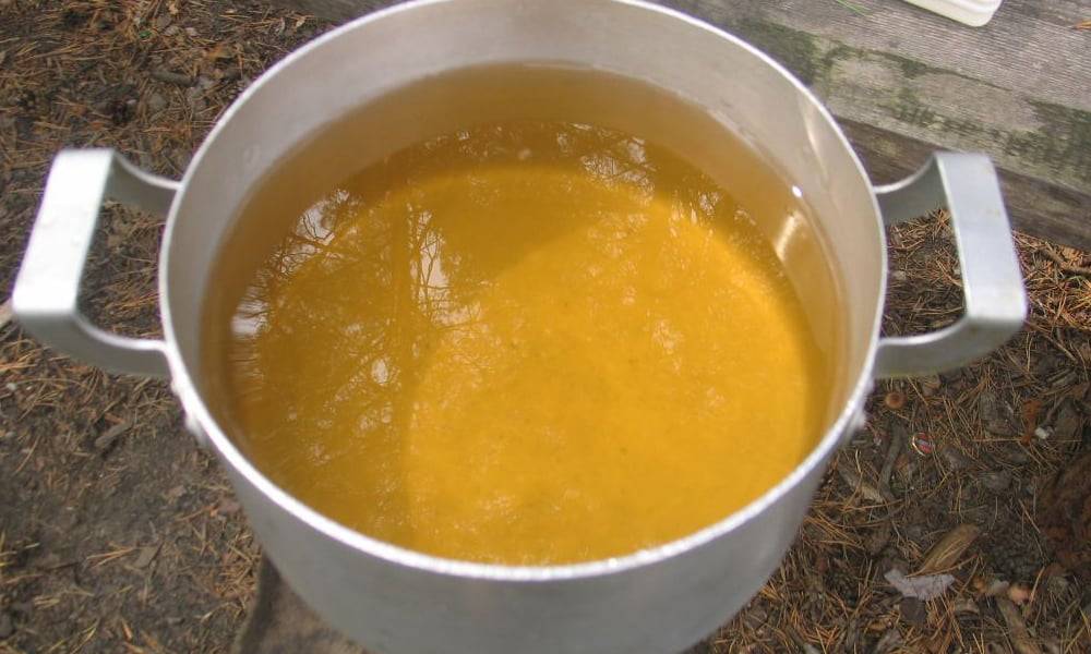 Желтая вода: почему из скважины ржавая на воздухе и покрывается пленкой после нескольких часов, что делать при кипячении в колодце