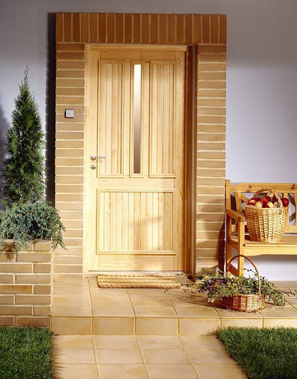 Приобретение утепленных входных деревянных дверей: на что обратить внимание