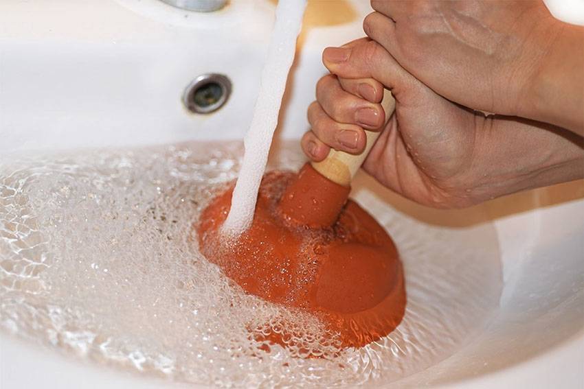 Плохо уходит вода в ванной: причины медленного слива и способы их устранения