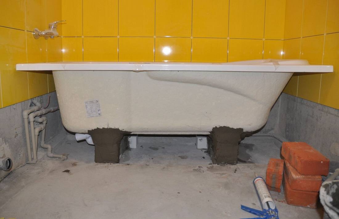 Установка чугунной ванны на кирпичи своими руками: инструкция и видео процесса | строй легко