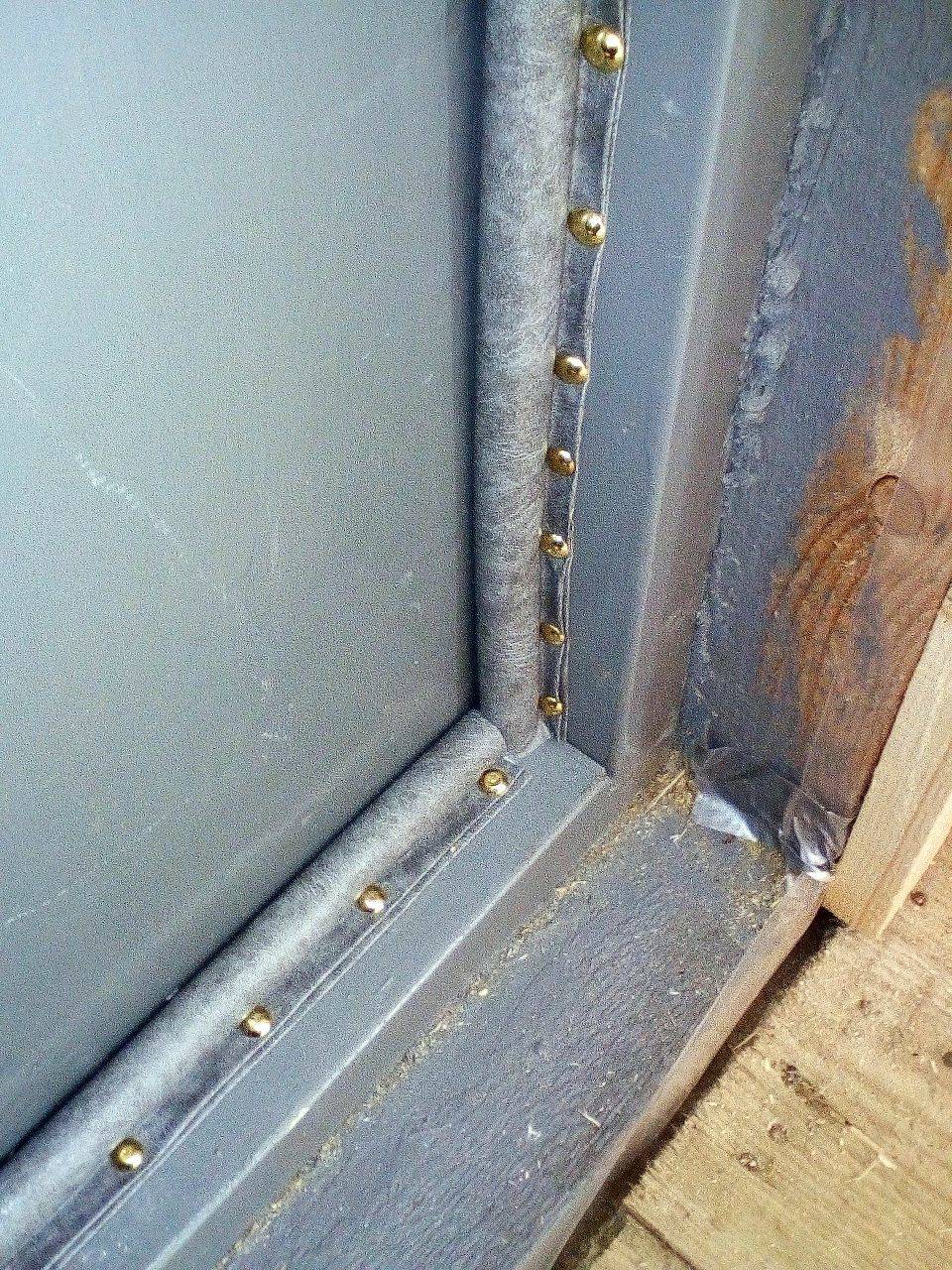 Как утеплить входную металлическую дверь на зиму?