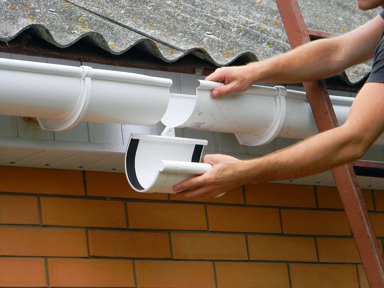 Как правильно установить водосток для крыши своими руками — устройство и монтаж (фото, видео)