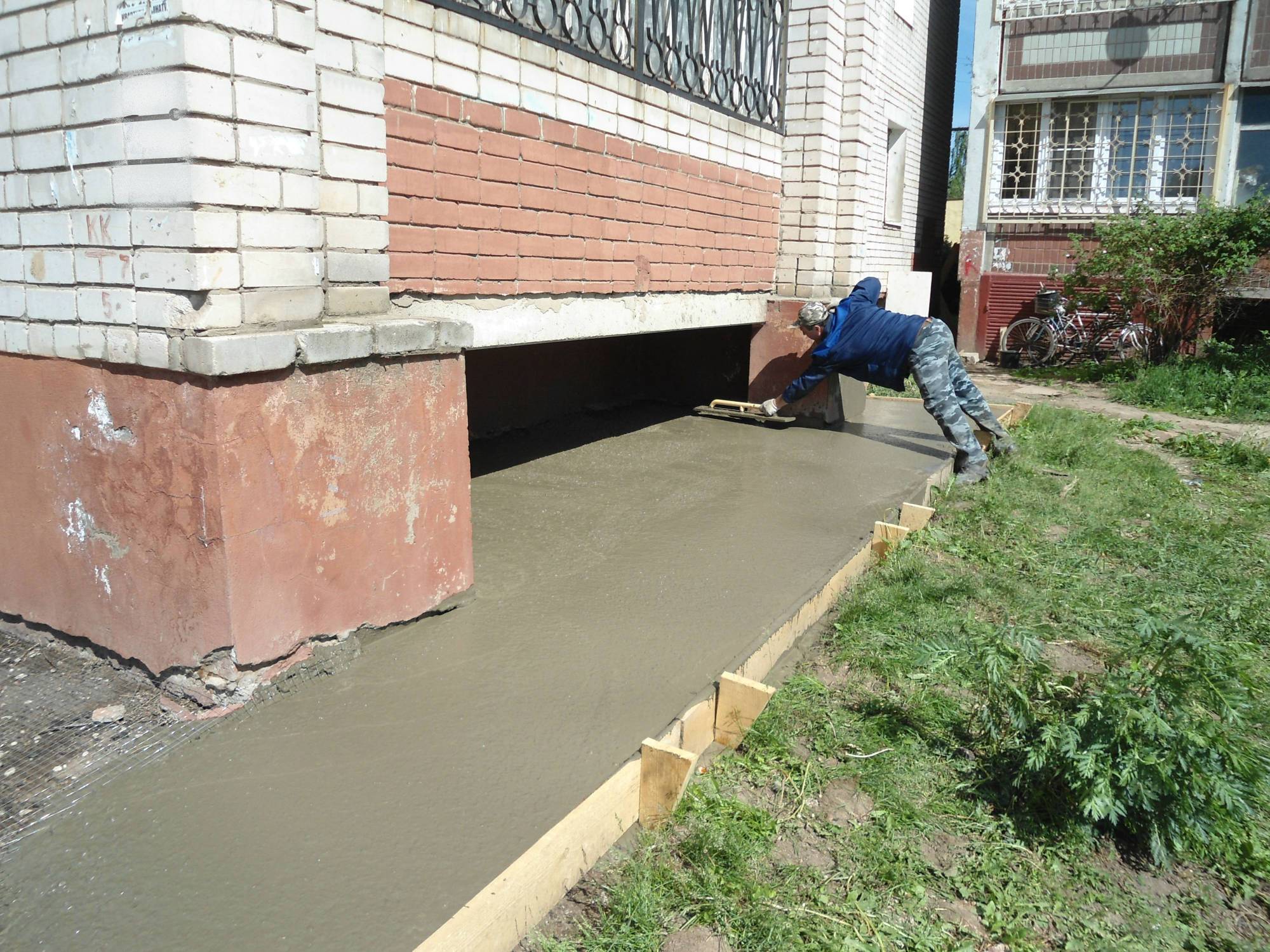 Ремонт отмостки вокруг дома своими руками: как отремонтировать отмостку из бетона, потрескалась отмостка, как исправить, как заделать трещины
