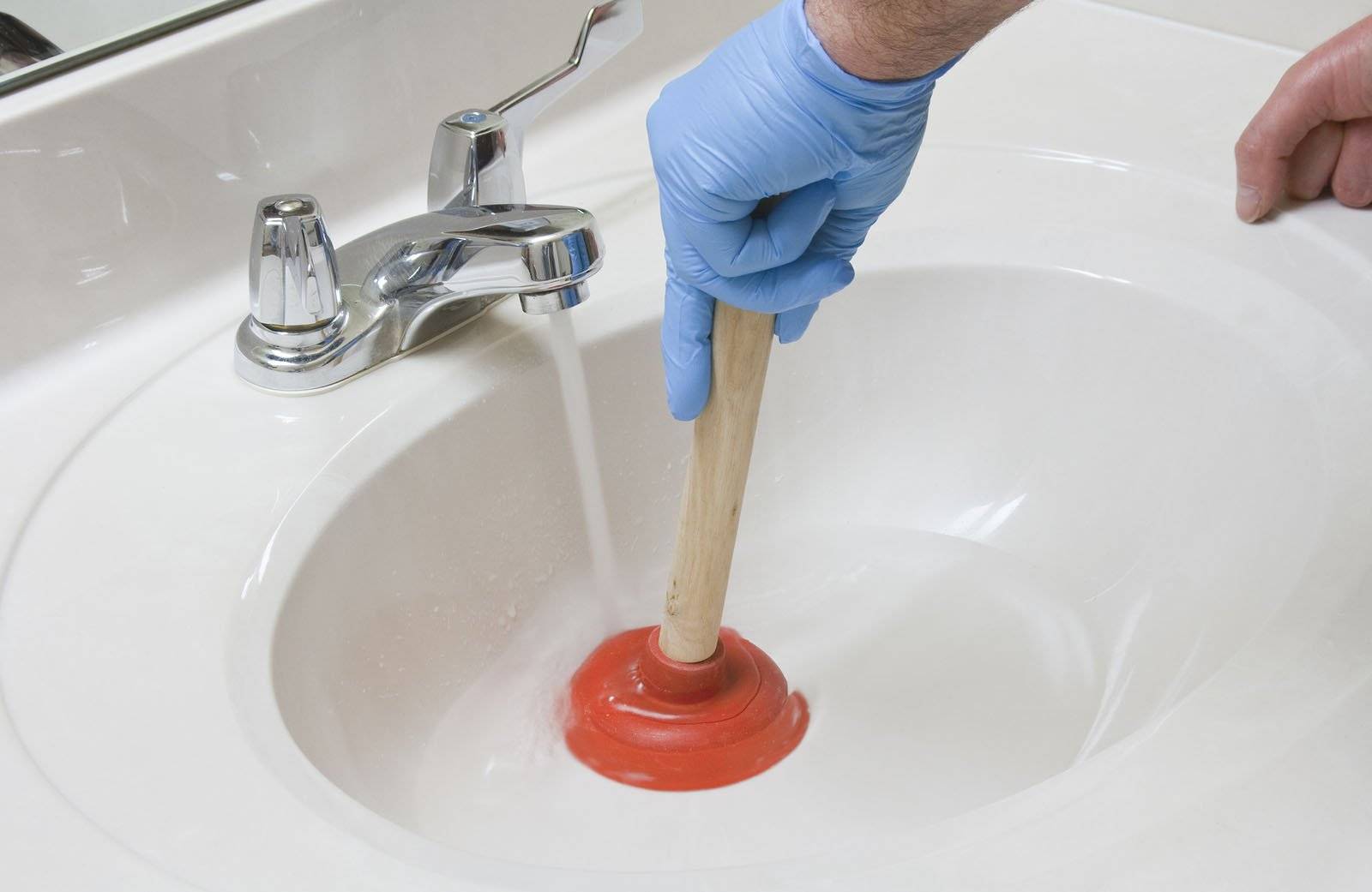 Как устранить засор своими руками если забилась канализация в ванной? обзор современных и народных средств