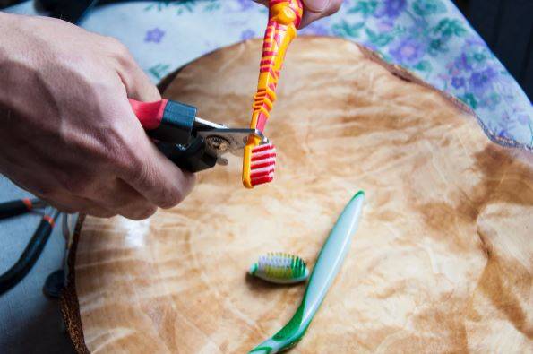 Что можно сделать из старых зубных щеток своими руками: поделки для детей, применение в уборке и для ухода за телом