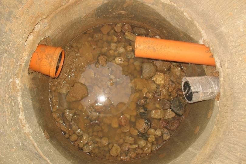 Что делать, если септик или выгребная яма наполняется быстро грунтовыми водами: причины пробок, методы устранения