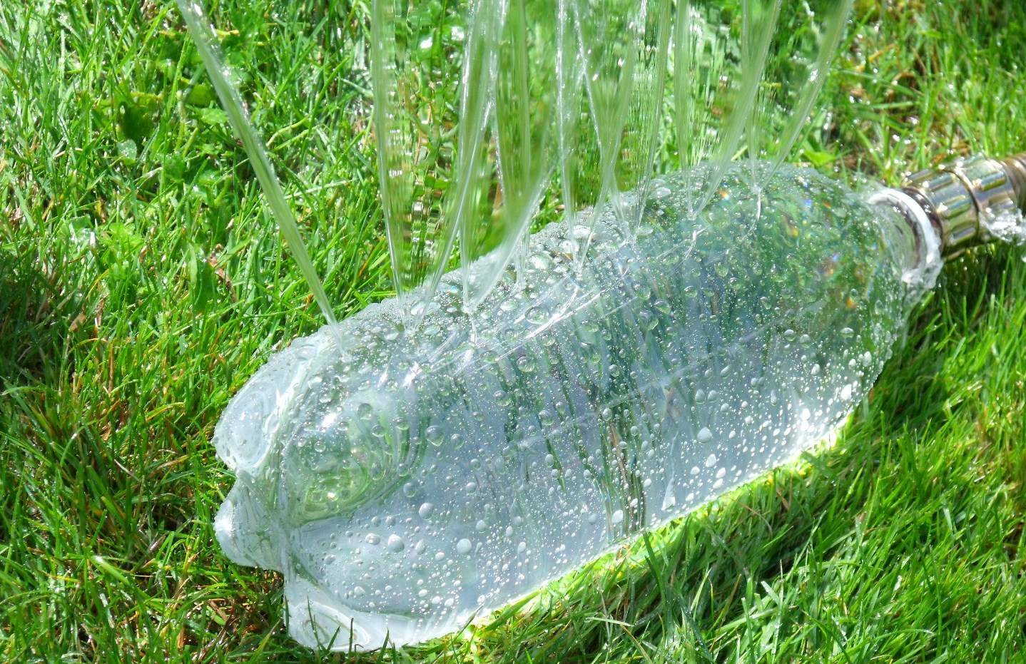 7 способов использовать пластиковые бутылки в саду