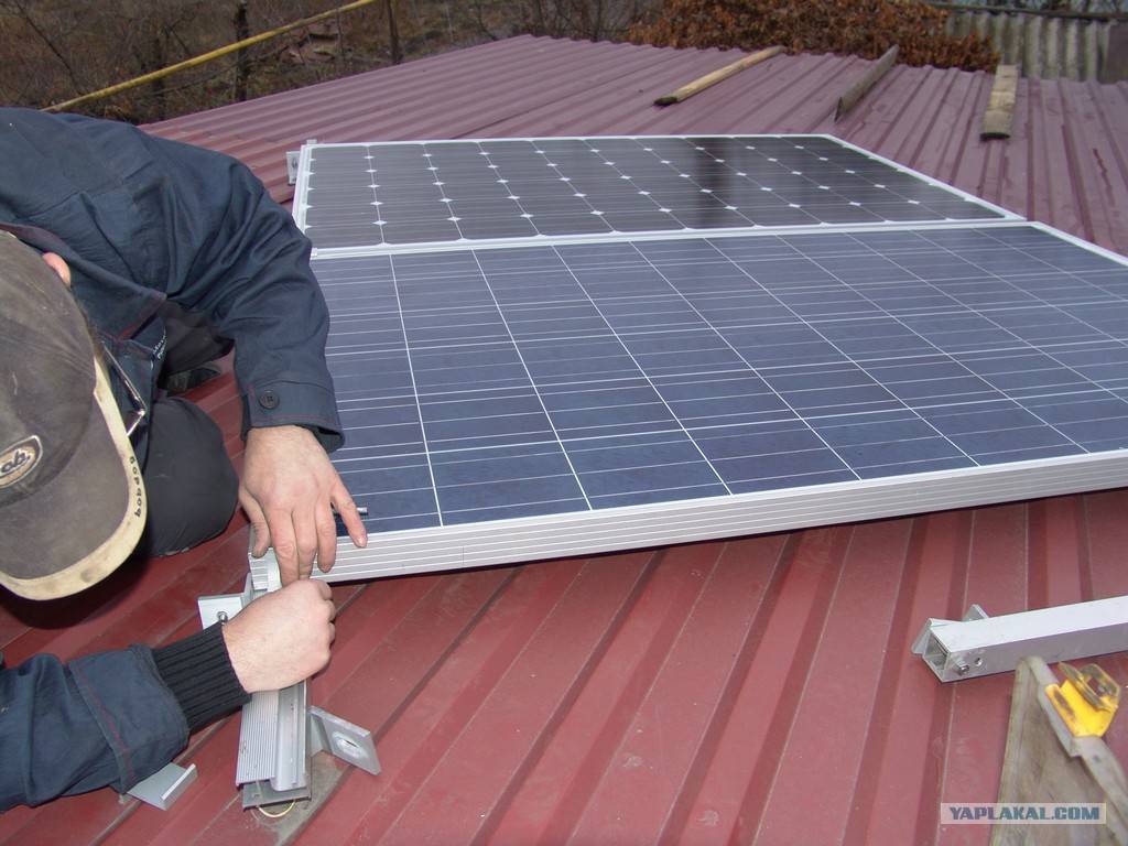 Как выполнить монтаж солнечных батарей на крыше в частных домах своими руками: обзор и виды использования +видео