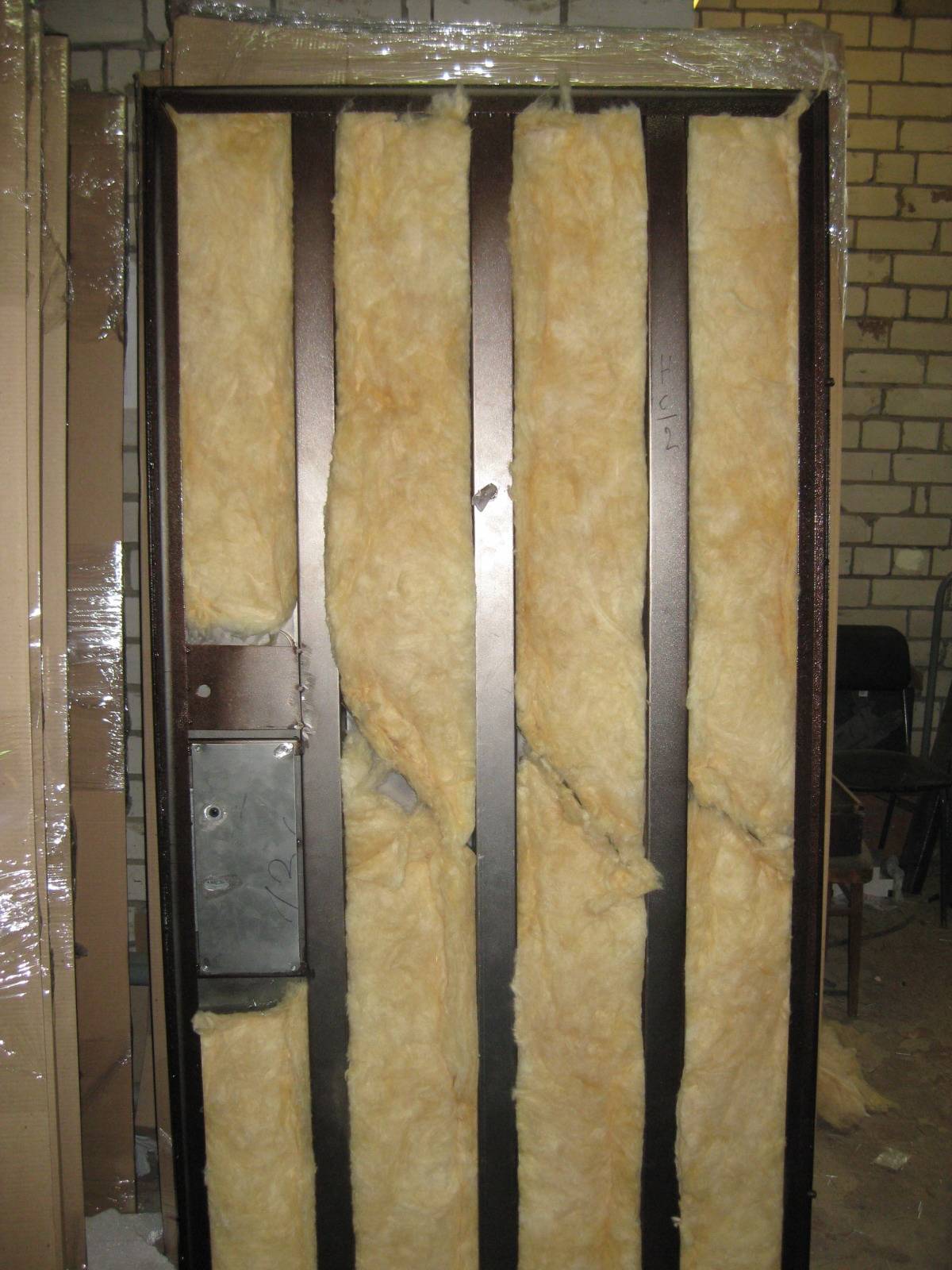 Утеплитель для входной металлической двери снизу