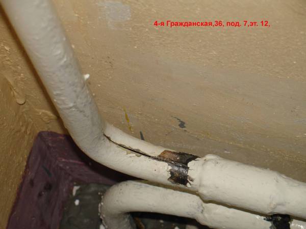 Дует из канализации в квартире: идет воздух из трубы, почему выходит в дом