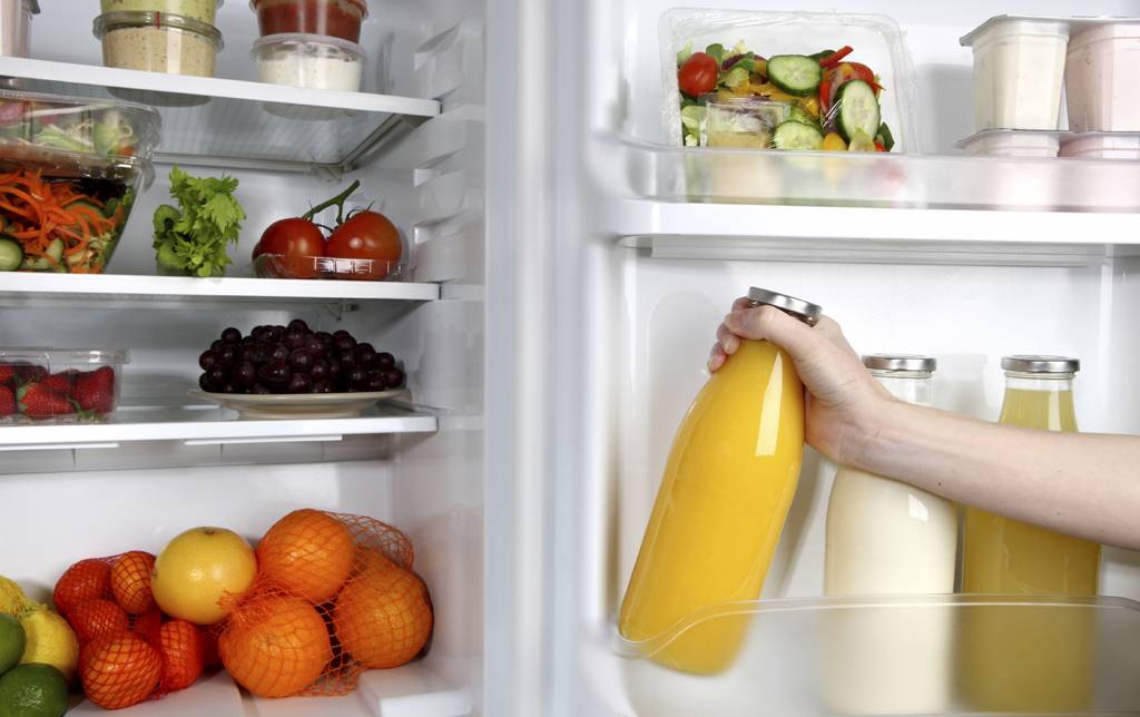 Зачем класть в холодильник одежду - 5 причин: лайфхаки
