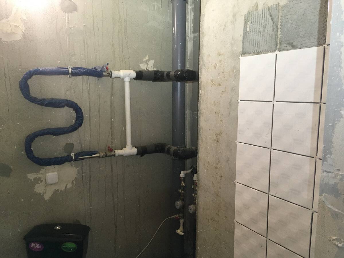 Перенос водяного и электрического полотенцесушителя на другую стену