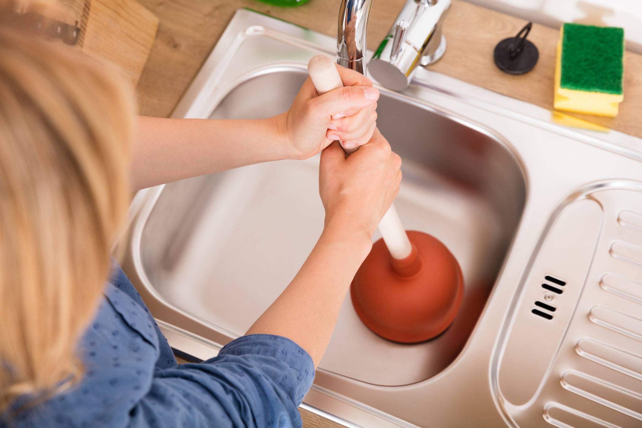 Как устранить засор в раковине на кухне в домашних условиях: прочистить трубу механическим способом, удалить народными средствами, быстро убрать специальной химией?