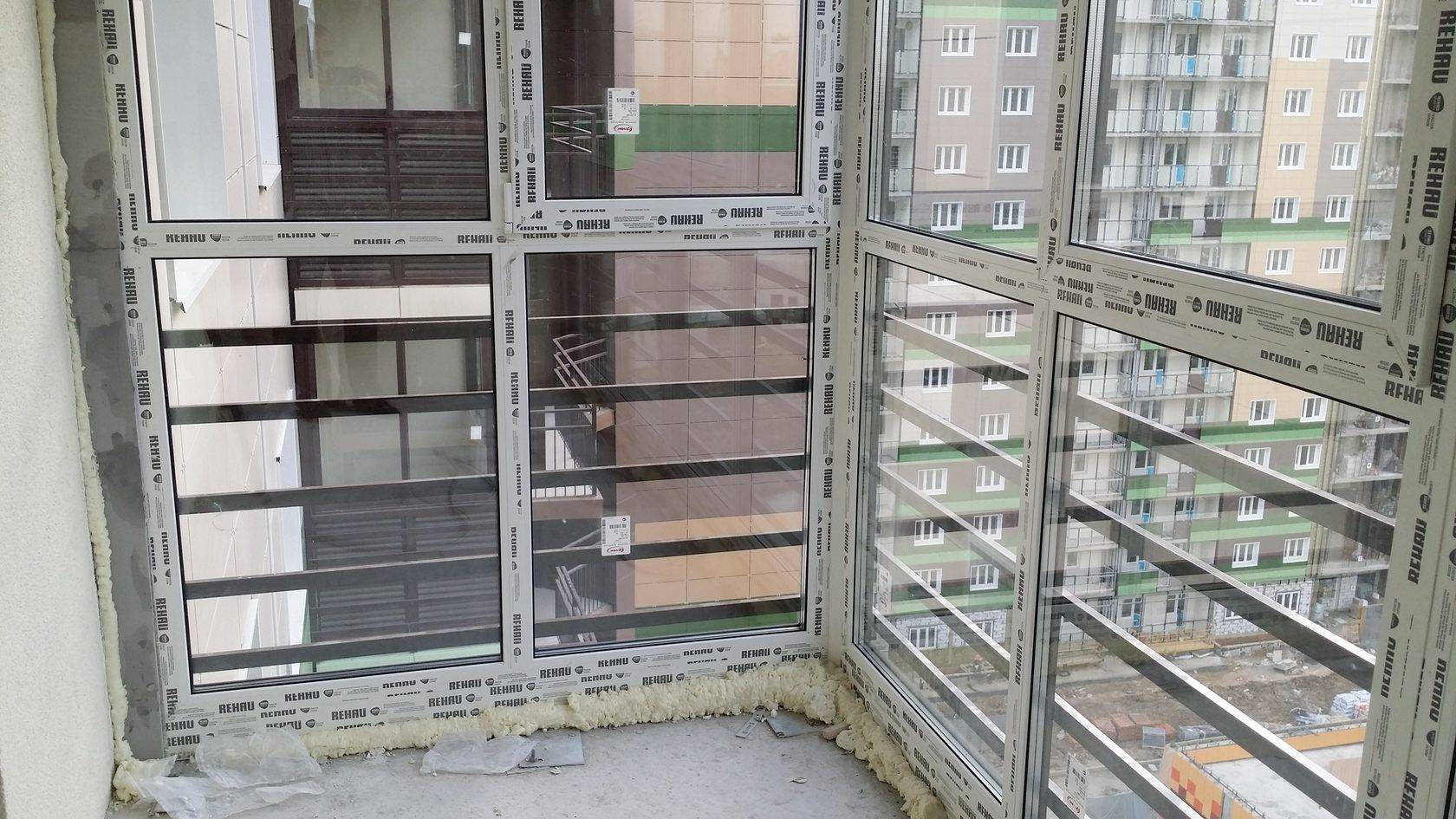 Стоит ли утеплять балкон с холодным остеклением?