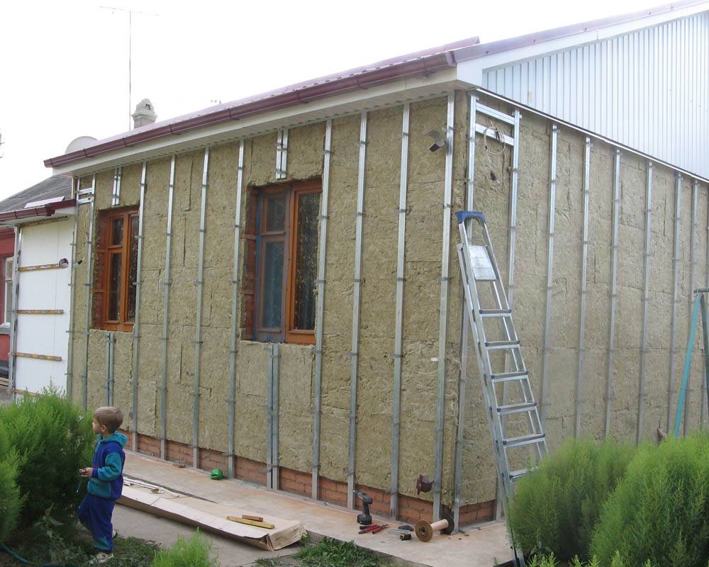 Как своими руками проделать утепление стен каркасного дома изнутри?