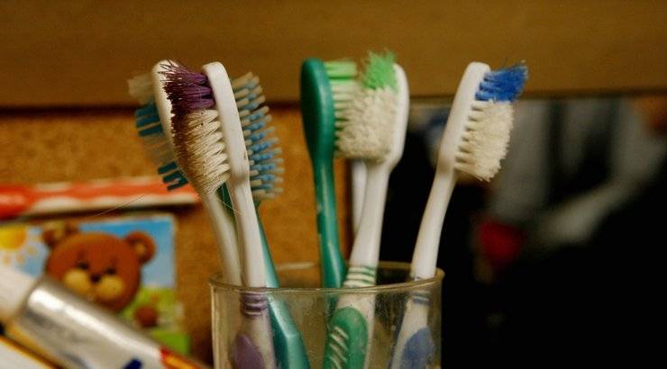 Как ухаживать за зубной щеткой - эффективные средства и советы