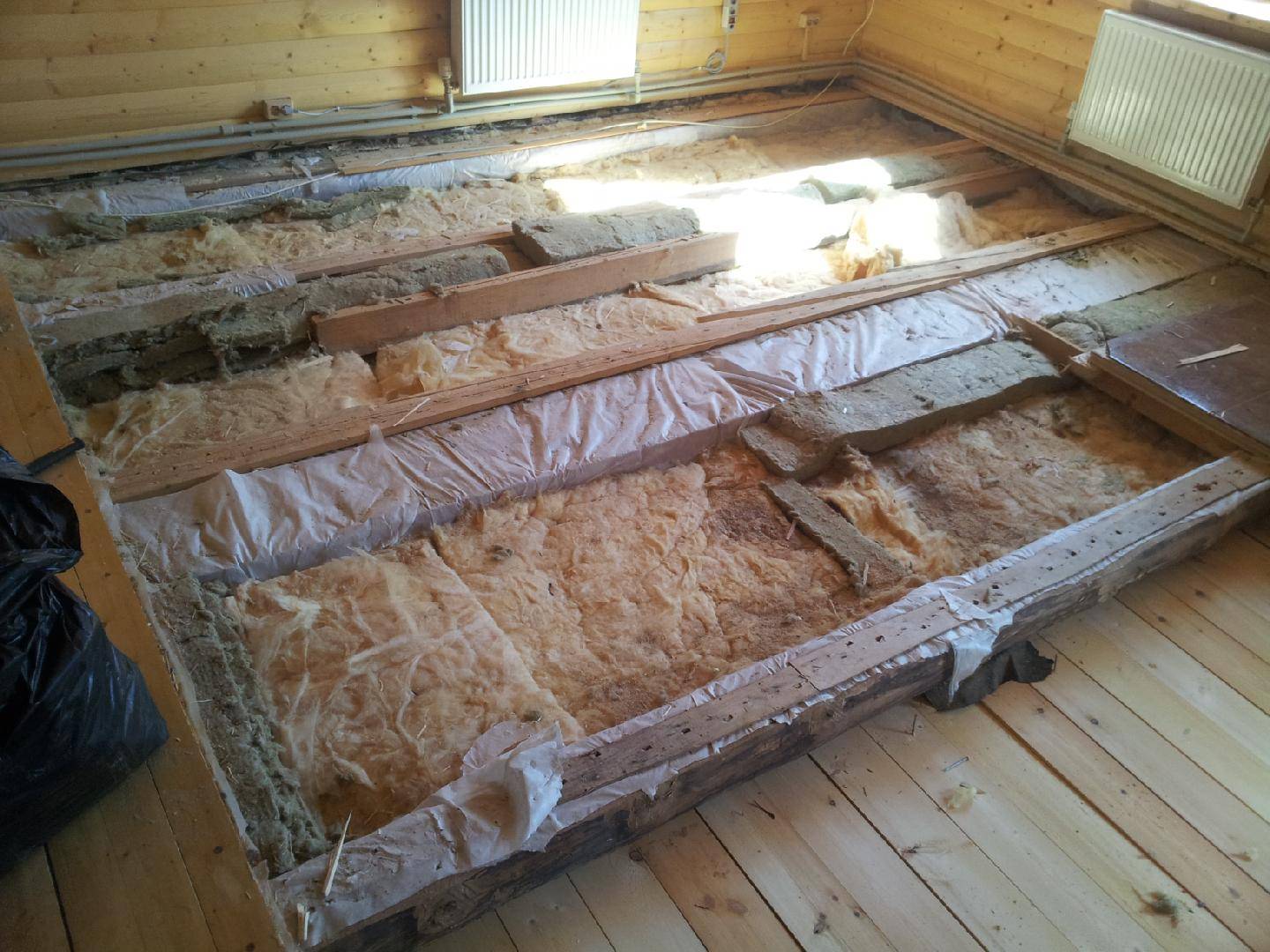 Утепление деревянного пола в доме снизу: материалы и пошаговые инструкции