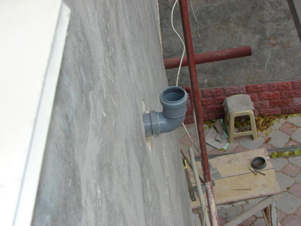 Вывод канализации через стену деревянного дома
