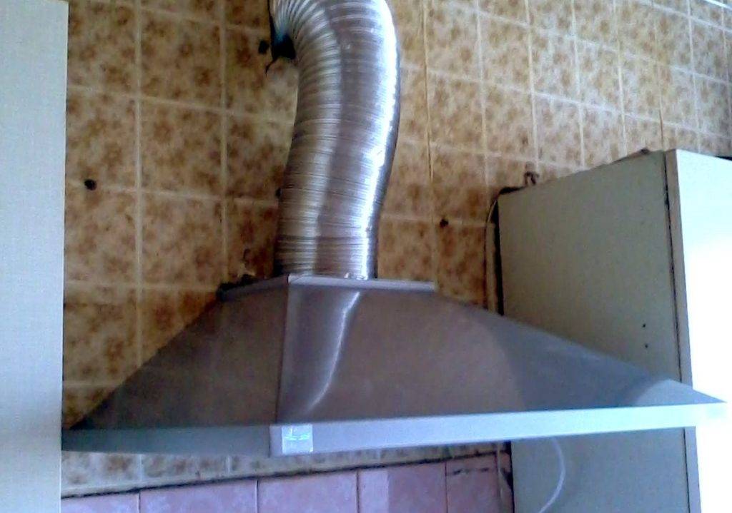 Как подключить вытяжку на кухне к вентиляции: инструкция, выбор воздухоотвода, монтаж