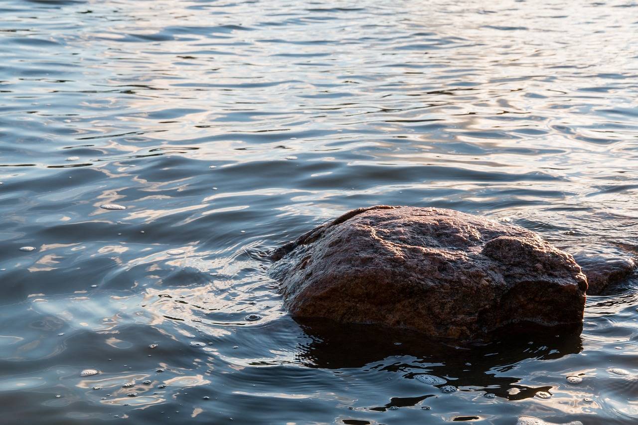 Камни возле воды