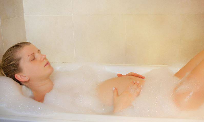 Можно ли беременным принимать ванну, как долго
