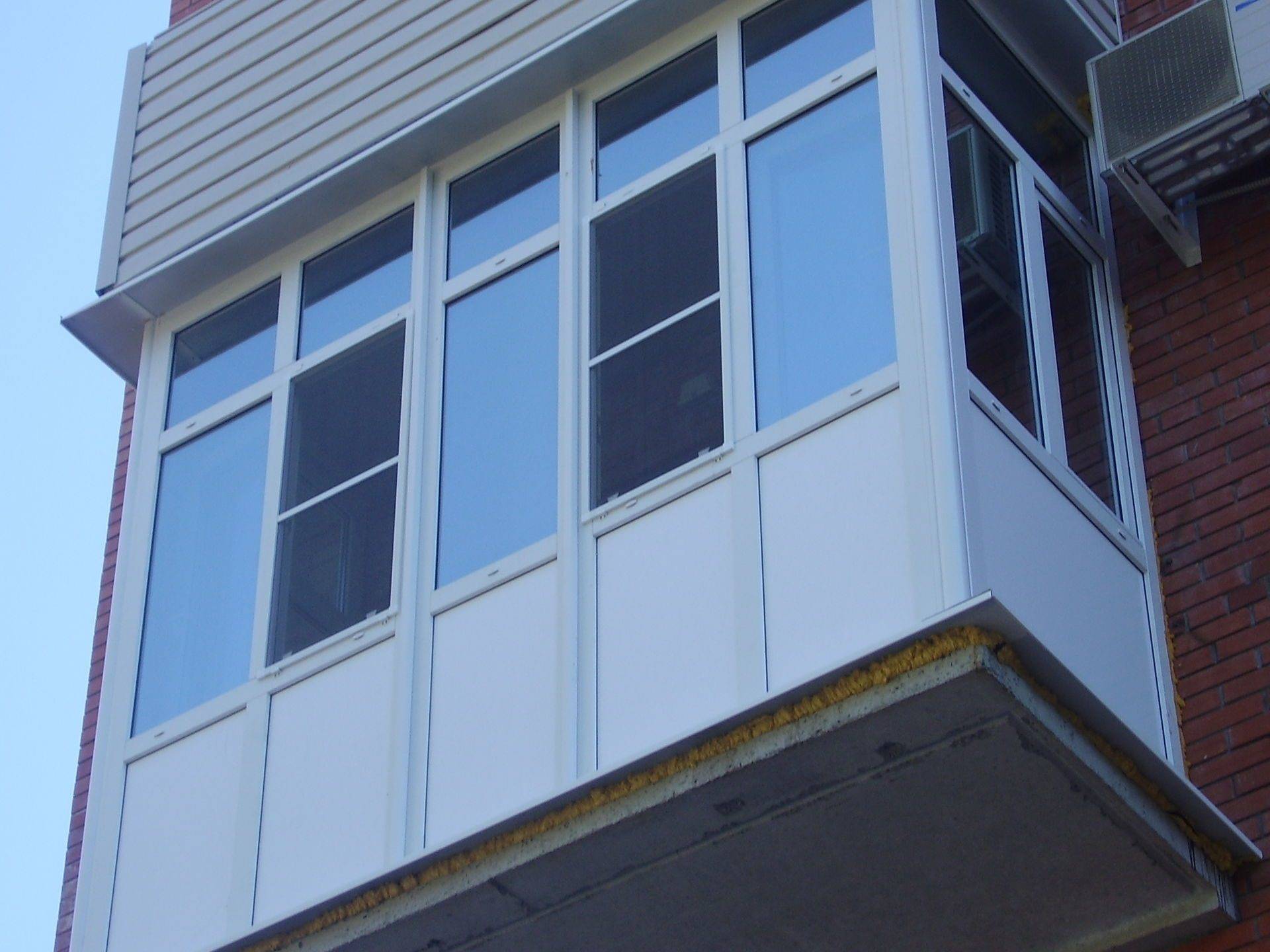Отделка балкона пластиковыми панелями: достоинства и недостатки, технология монтажа