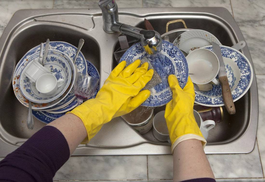 Быстро помыть посуду: как отчистить грязные тарелки и чашки