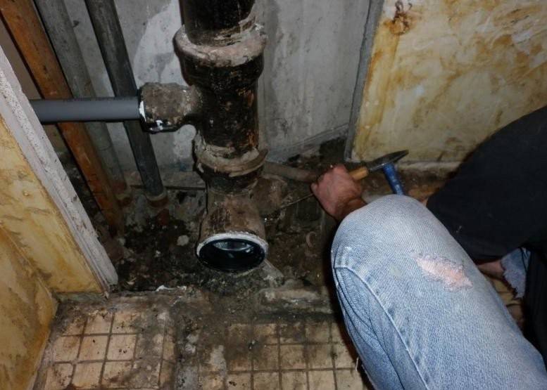 Как правильно выполнить замену канализационных труб – от демонтажа до установки