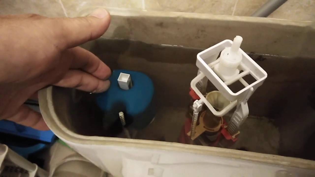 Очень простой ремонт: как отрегулировать уровень воды в бачке унитаза с кнопкой?