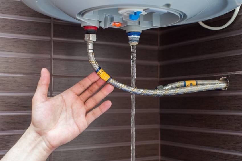 Как слить воду с водонагревателя как правильно спустить жидкость с бойлера и зачем убирать влагу из накопительного нагревателя