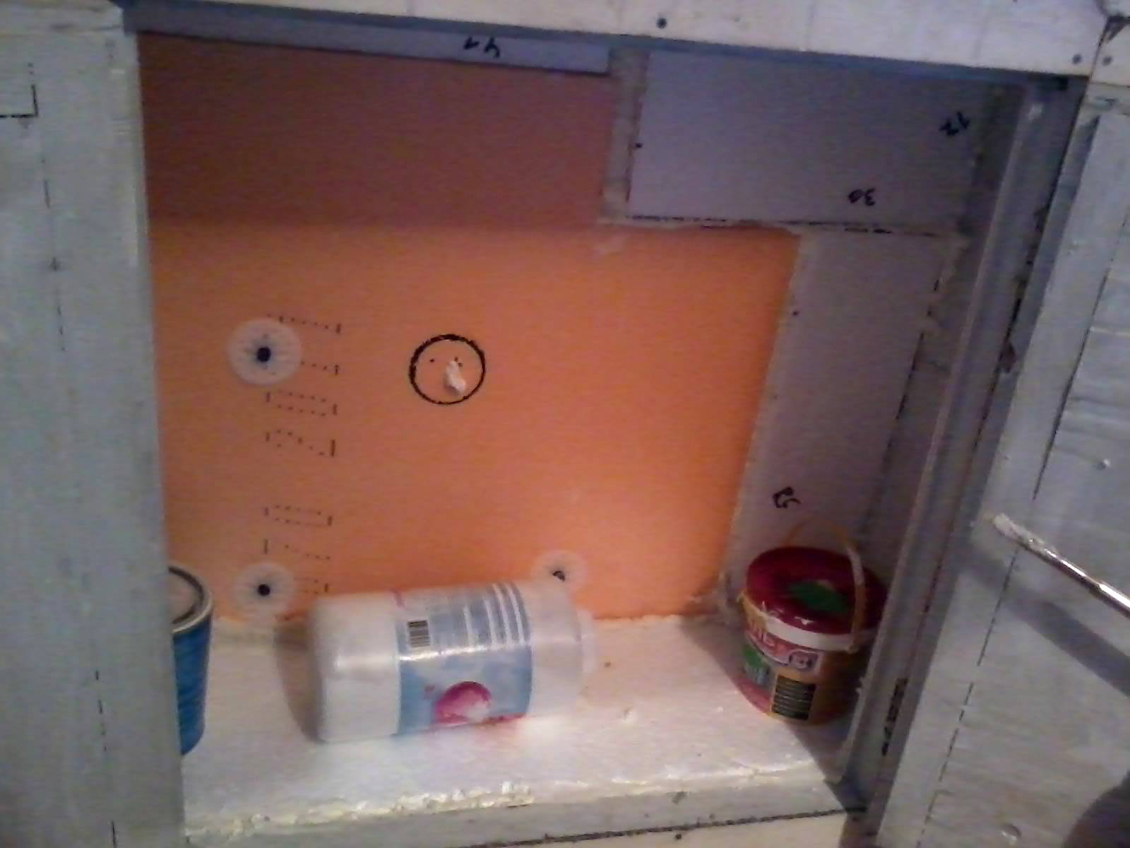Холодильный шкаф под подоконником в кухне - строительные рецепты мира