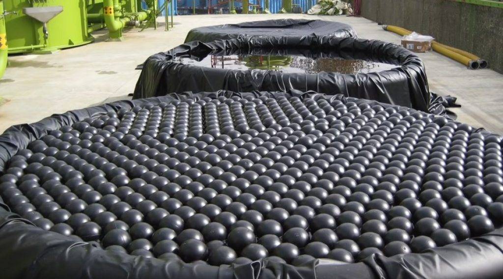 Миллионы черных пластиковых шаров выбросили в водохранилище лос-анджелеса для борьбы с засухой - экотехника