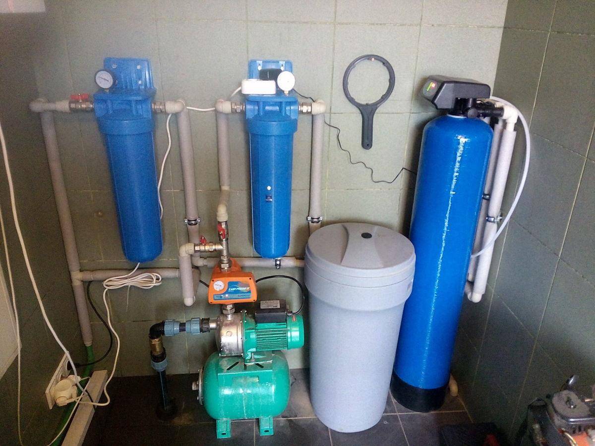 Купить фильтр для воды от извести. Фильтр для воды из скважины Aquaphor. Система водоочистки Аквафор для загородного дома-. Аквафор колонна обезжелезивания. Фильтр очистки воды на дачу Аквафор.