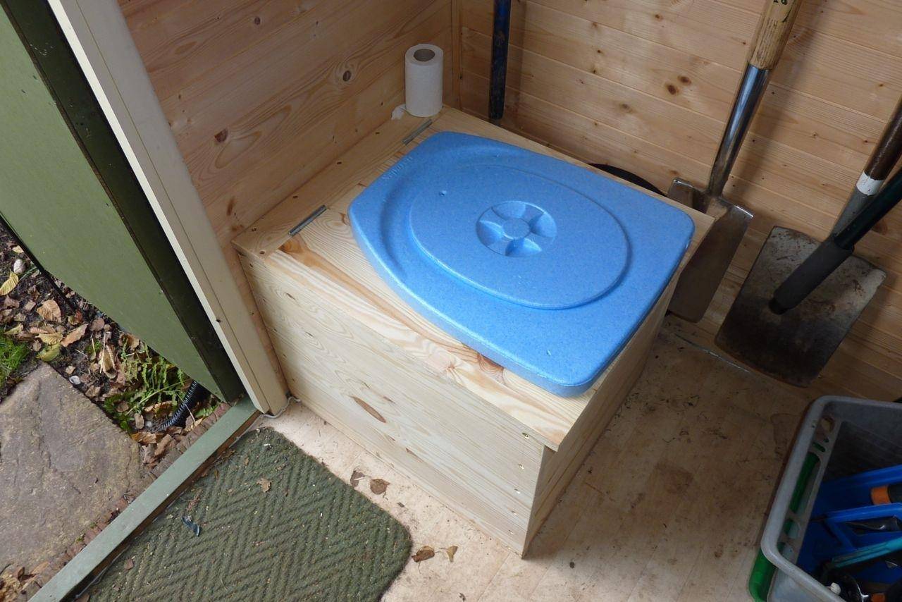 Туалет на даче с унитазом: как сделать и установить самостоятельно