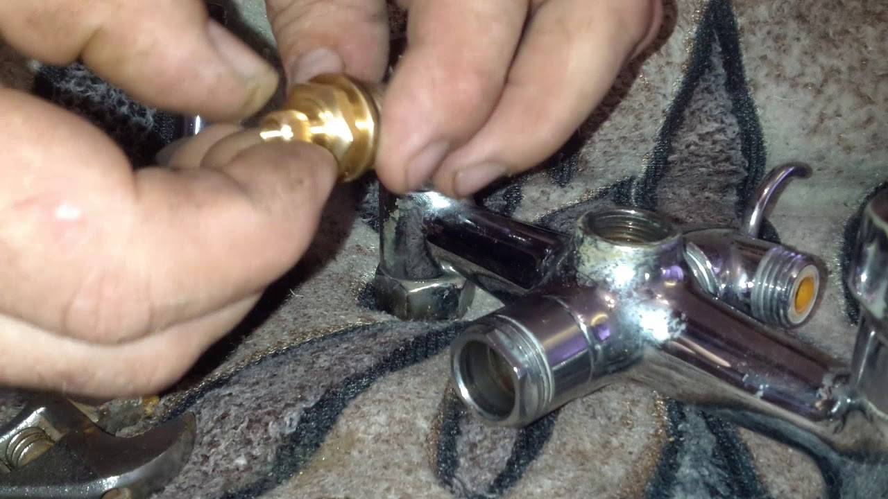 Ремонт протекающего гусака смесителя из под гайки в ванной: основные причины поломки
