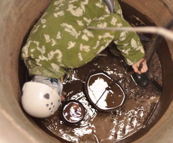Как очистить выгребную яму в частном доме от ила и жира