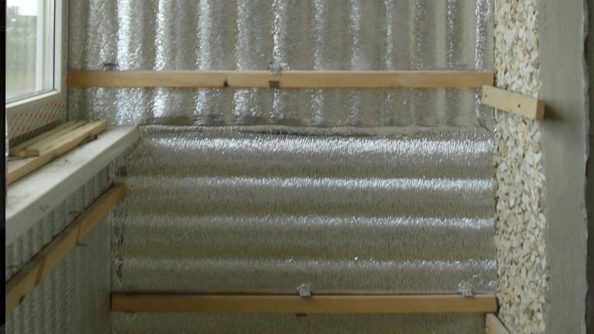 Фольгированный утеплитель для стен, как крепить к стене фольгированный утеплитель, характеристики метириала