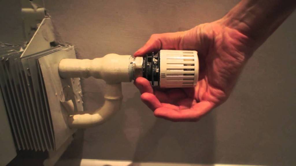 Как правильно спустить воздух из радиатора отопления