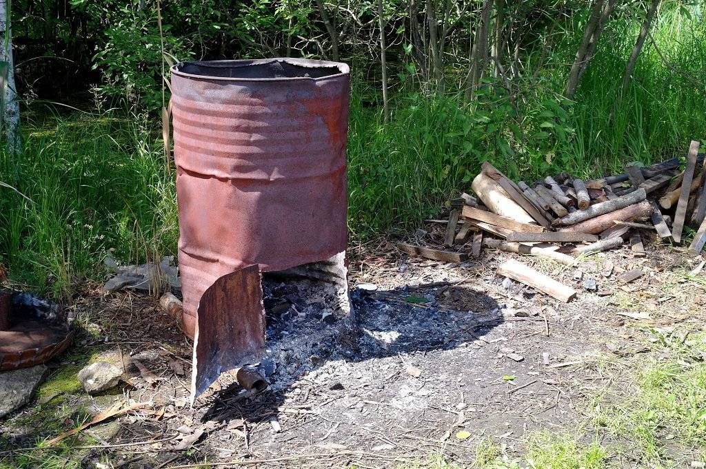 Как сжигать мусор на приусадебном участке: законные способы, в бочке, в яме