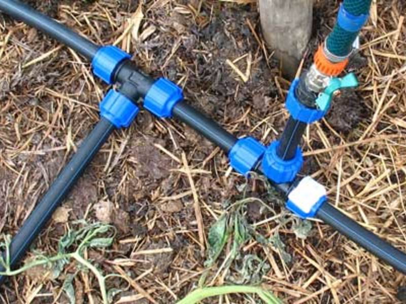 Монтаж труб ПНД для летнего водопровода на даче