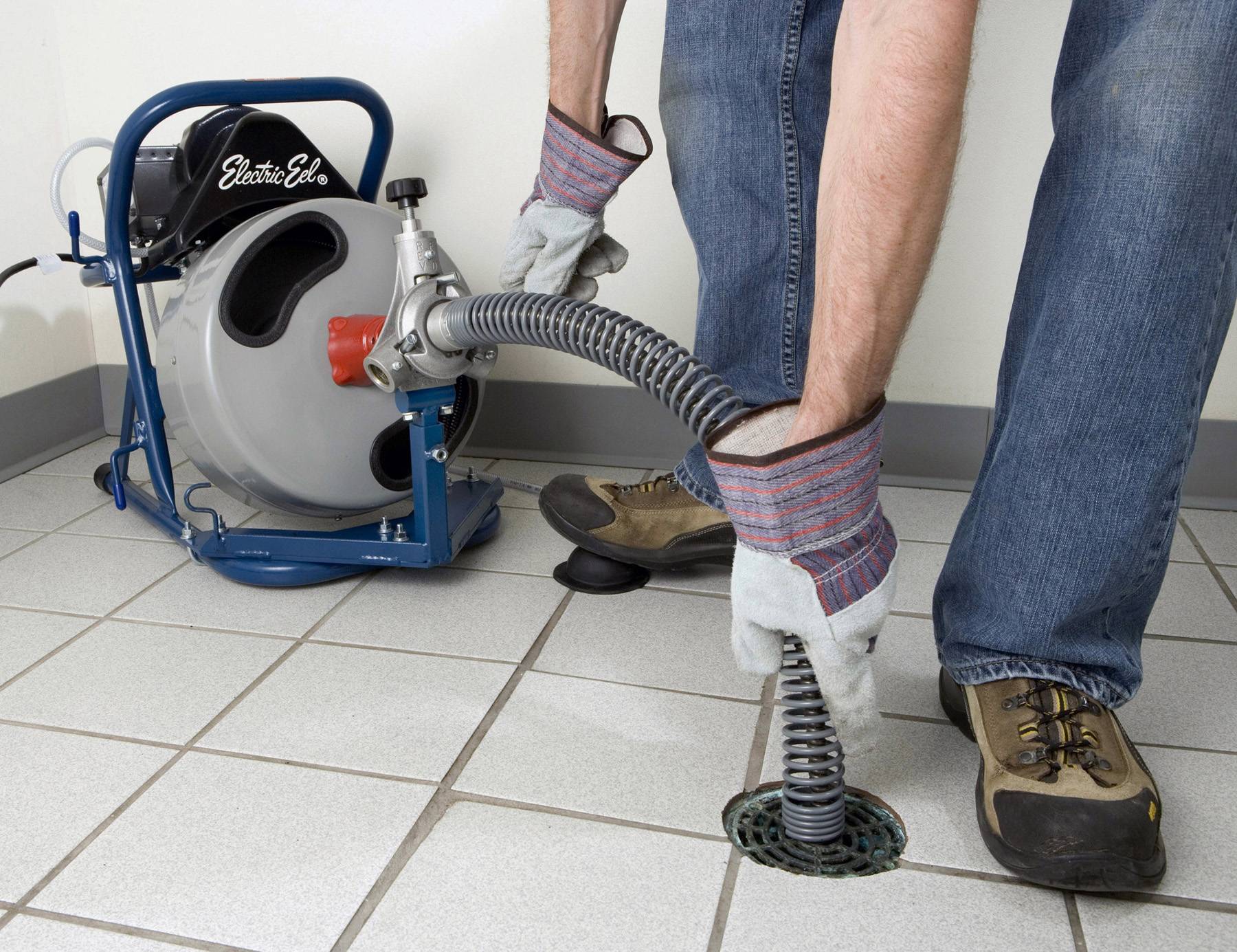 Очистка канализации в частном доме: обзор популярных способов