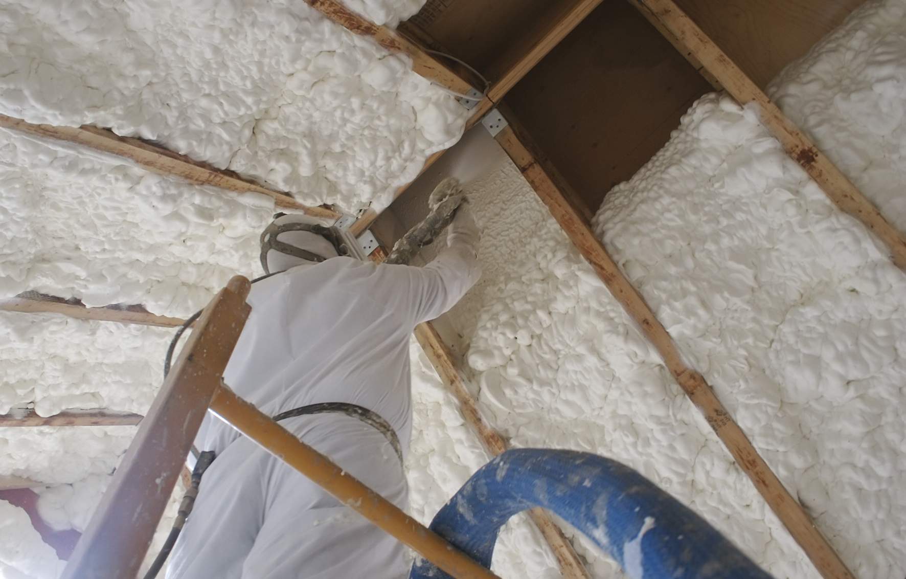 Утепление пеноизолом: внутренний и внешний монтаж, подготовка стен и крыш домов к запениванию