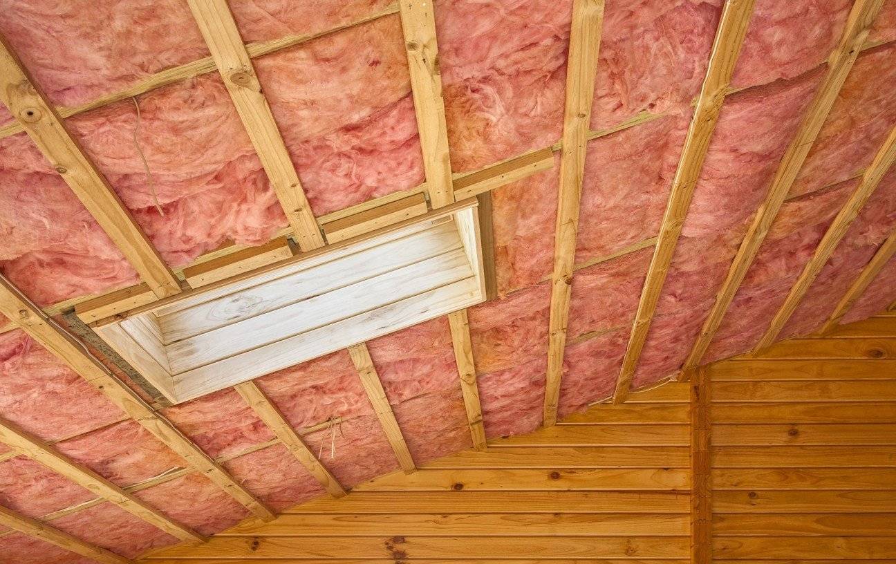 Как правильно утеплить потолок в частном доме