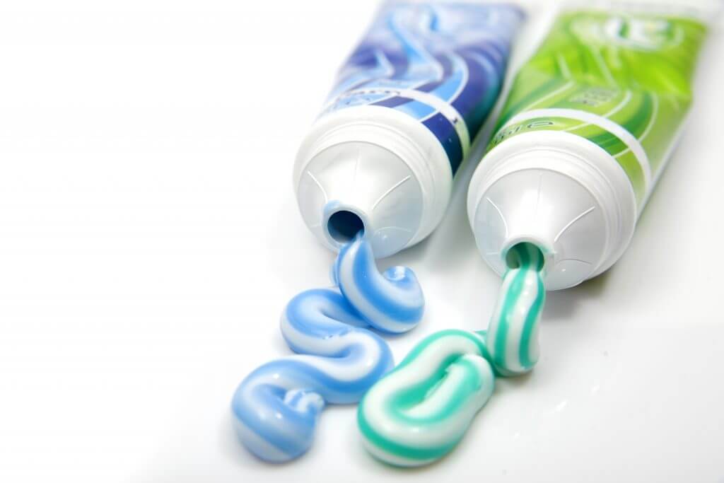 Чем почистить зубы вместо зубной пасты: народные средства