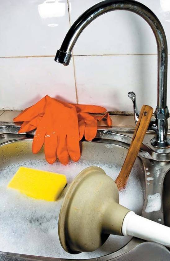 Как прочистить засор в раковине на кухне в домашних условиях: способы, средства, как пробить, инструкция по устранению, фото