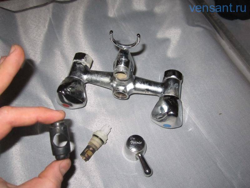 Капает вода из крана: как починить однорычажный или двухвентильный смеситель своими руками