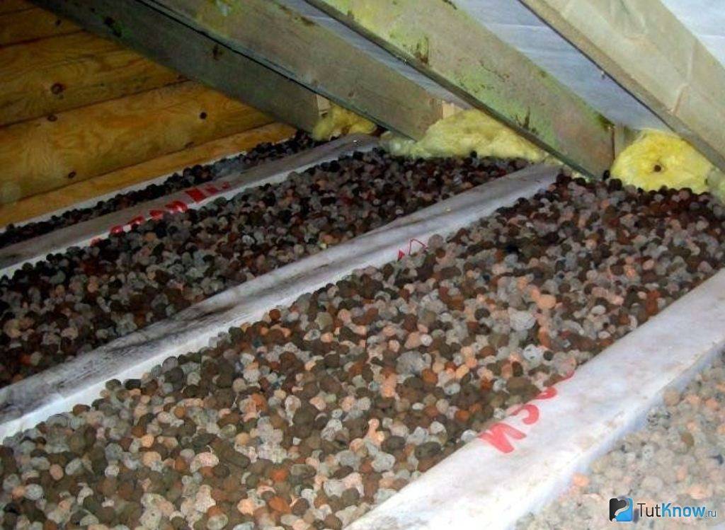 Как стелить пароизоляцию на потолок под опилки?