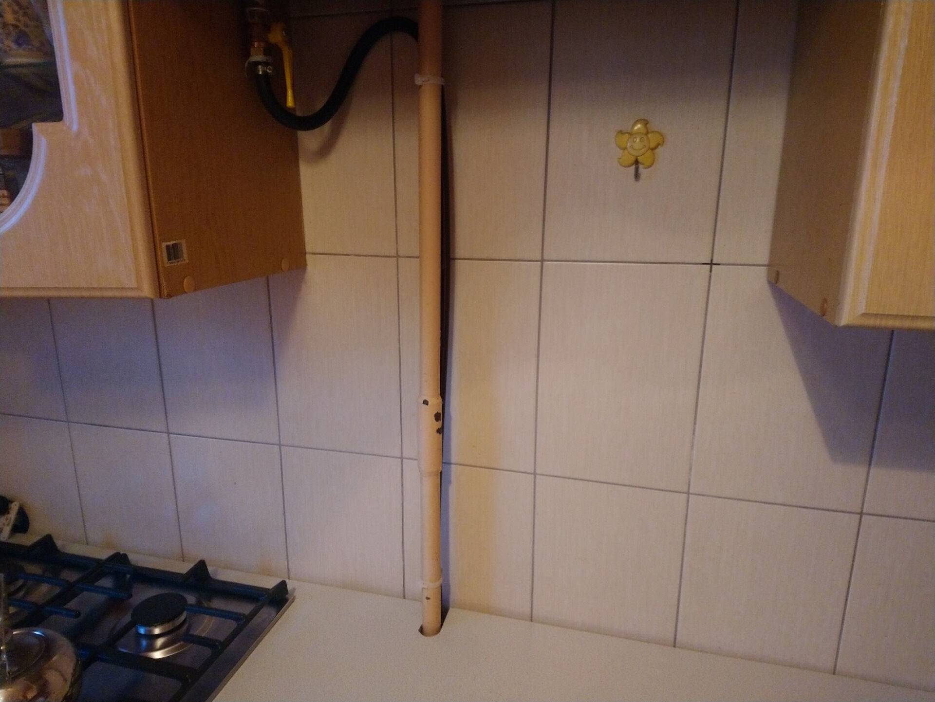 Как можно спрятать газовую трубу на кухне и не нарушить нормативные требования